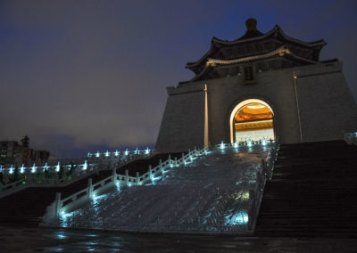 Noční nasvícení Chiang Kai-shek Memorial Hall v centru Tchaj-pej