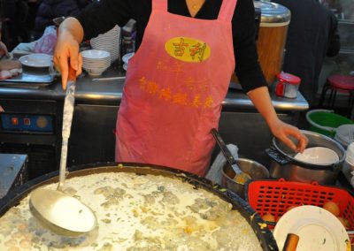 Prodejce ústřicové omelety na nočním trhu Shilin v Taipei