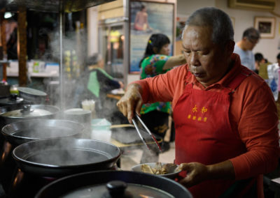 Pouliční restaurace prodávající hovězí nudlovou polévku v Taipei