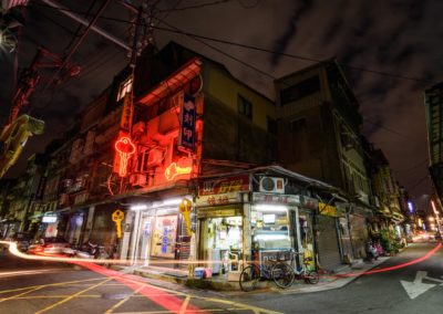 Noční scéna v ulicích Taipei