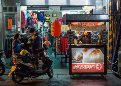 Stánek na nočním trhu Shilin v Tchaj-pej