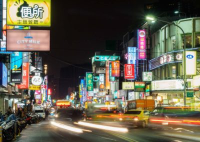 Rušná ulice v noční Taipei