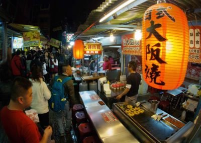 Pouliční restaurace na nočním trhu Nanjichang v Taipei