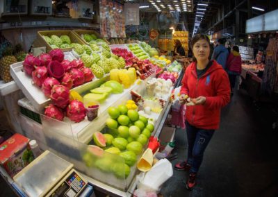 Prodejce ovoce na nočním trhu Shilin