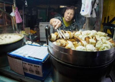 Tradiční čínské knedlíčky na nočním trhu Nanjichang v Taipei