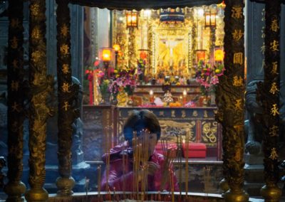 Oltář a věřící v chrámu v Taipei