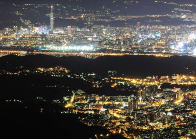 Noční pohled na metropole Taipei z národního parku Yangmingshan