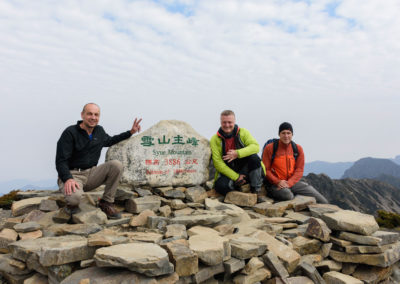 Vrcholová fotka s klienty na hoře Xueshan