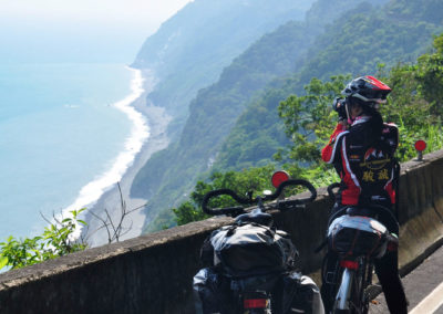 Jízda na kole podél útesů Qingshui na Taiwanu